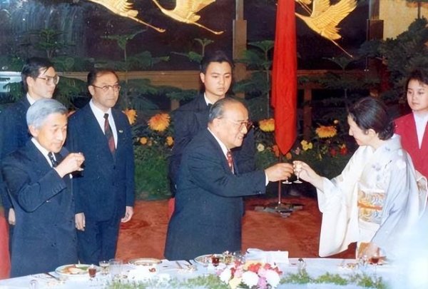 赌钱游戏下载官网明仁天皇和他的夫东谈主到达中国之后-赌钱游戏下载-官方网站